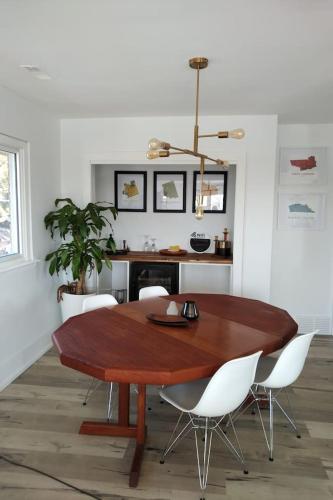 The Green Space - 2BR MCM Inspired Apartment