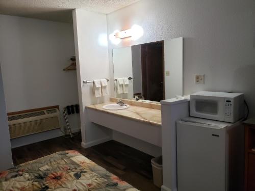 Budget Inn - image 14
