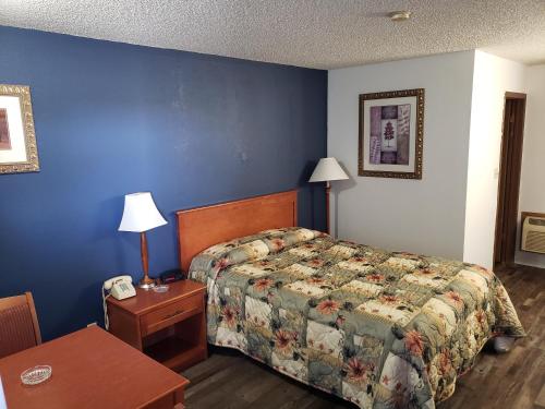 Budget Inn - image 6