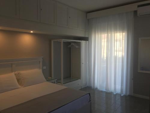 Double Room with Balcony image 4