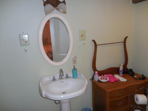 Newhouse Family Inn - image 7
