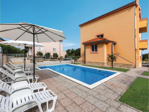  Five-Bedroom Holiday home with Sea View in Kastel Novi, Unterkunft in Kaštela