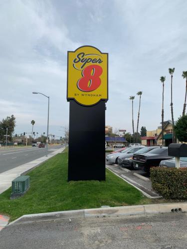 Super 8 by Wyndham San Bernardino - image 9