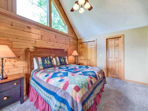 Eagles Point Lodge 4 Bedrooms Sleeps 16 View Pool Access Game Room - image 4