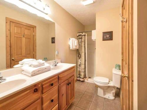 Eagles Point Lodge 4 Bedrooms Sleeps 16 View Pool Access Game Room - image 5