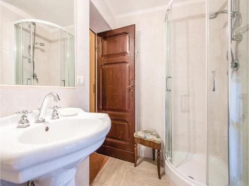 Six-Bedroom Holiday Home in Agello -PG-