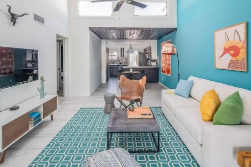 Sleek 2BR Townhome | Central Phx by WanderJaunt - image 9