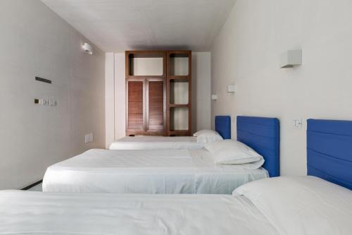 1 queen bed, 3 twin beds