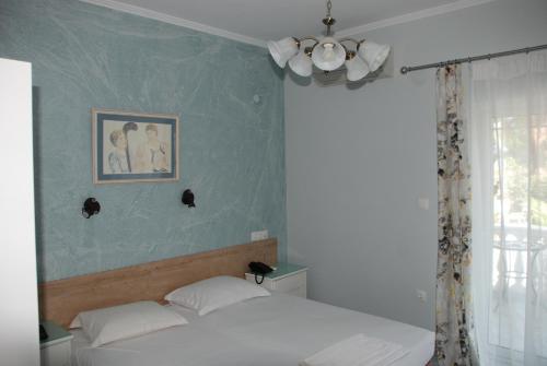 1 queen bed, 1 twin bed, 2 bunk beds