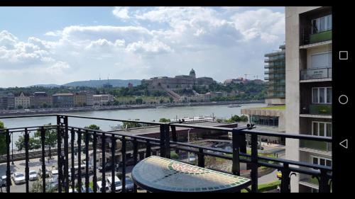 Jackquaters, Budapest