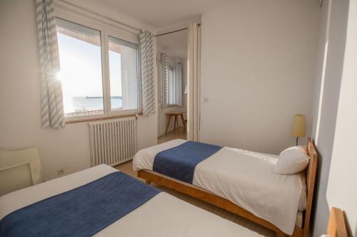 1 double bed, 2 twin beds