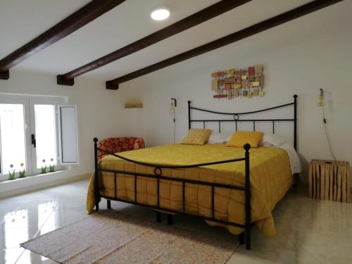 Guestroom, Antiche Mura Apartments"Cielo di Puglia" -2 matrimoniali, cucina,letto singolo e terrazzo in Turi