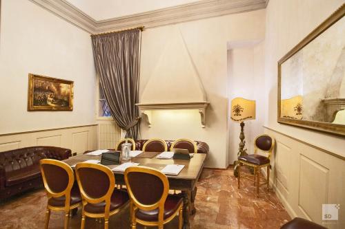 Hotel Cavour near Fontana del Nettuno