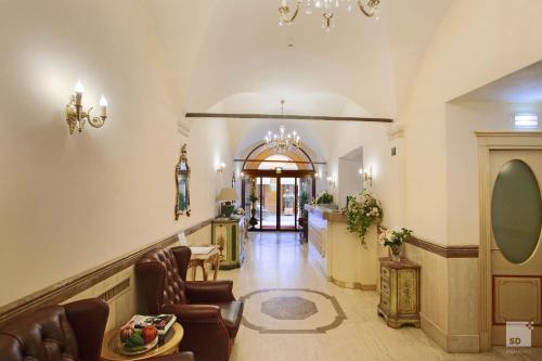 Hotel Cavour near Archiginnasio di Bologna