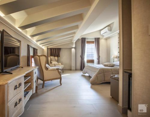 Hotel Cavour near Archiginnasio di Bologna