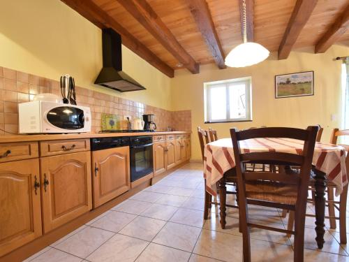 virtuve, Holiday home with pool, enclosed garden in Besse (Aquitaine)