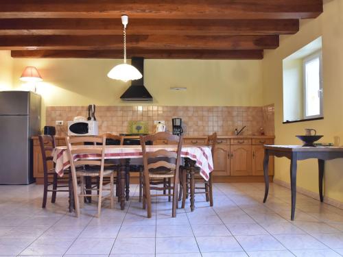 virtuve, Holiday home with pool, enclosed garden in Besse (Aquitaine)