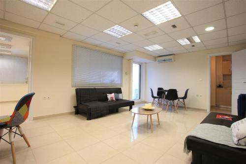 GK Airport Suites - image 8