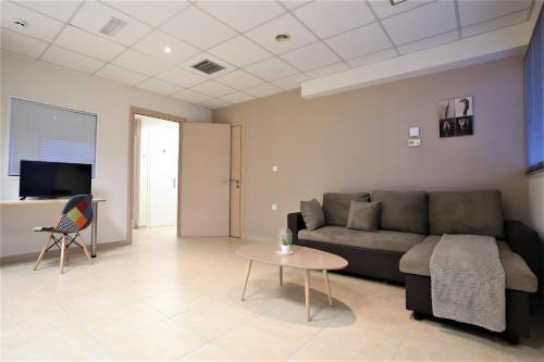GK Airport Suites - image 9