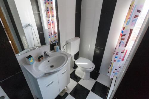 One-Bedroom Apartment image 6