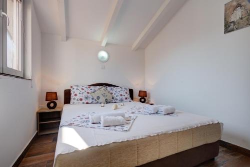 One-Bedroom Apartment image 5