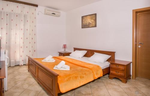Double Room with Balcony image 4