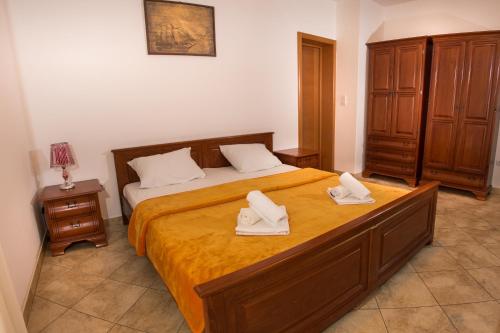 Double Room with Balcony image 3