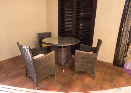 Triple Room with Balcony image 2