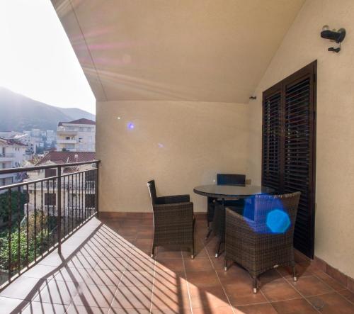 Triple Room with Balcony image 3