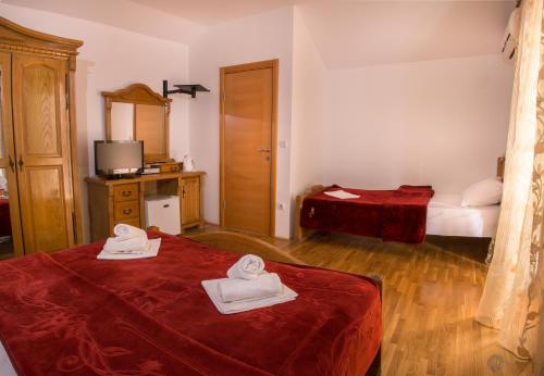 Triple Room with Balcony image 5
