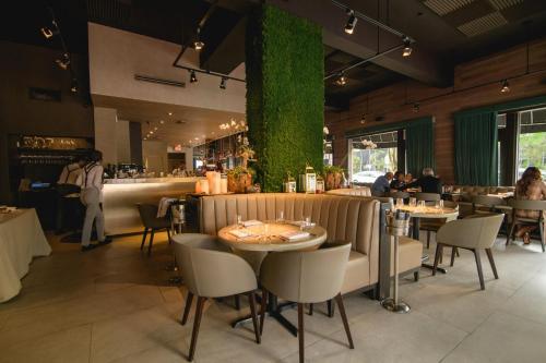 ห้องอาหาร, Hotel St. Michel near มิราเคิล ไมล์