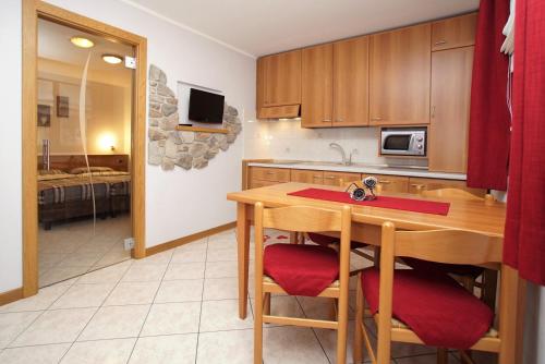 One-Bedroom Apartment image 6