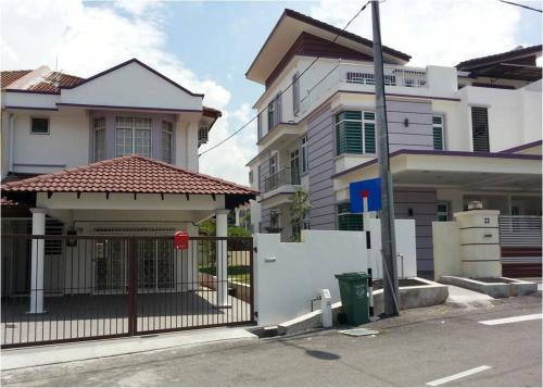 KompoVilla KompoVilla is perfectly located for both business and leisure guests in Kuantan. The property offers a wide range of amenities and perks to ensure you have a great time. Service-minded staff will welc