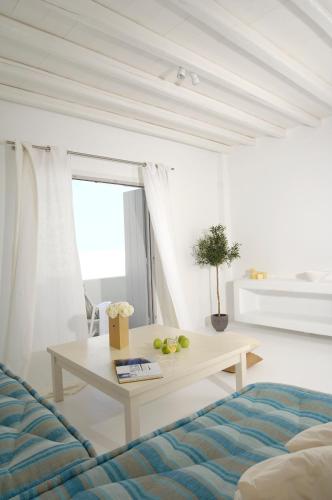 Kapetan Tasos Suites