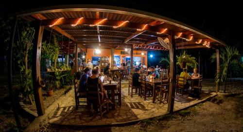 Restaurant, Alice Guesthouse in El Remate