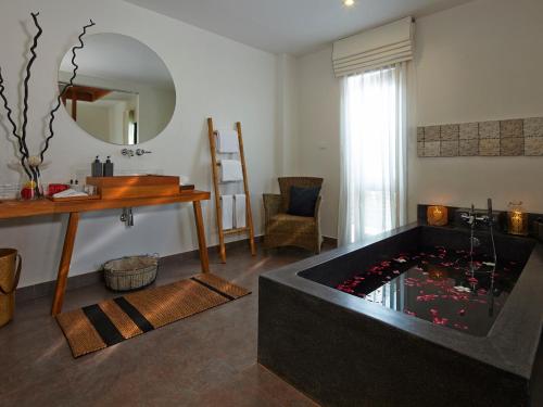 Bathroom, Villa Villa Pattaya Resort in Khao Talo