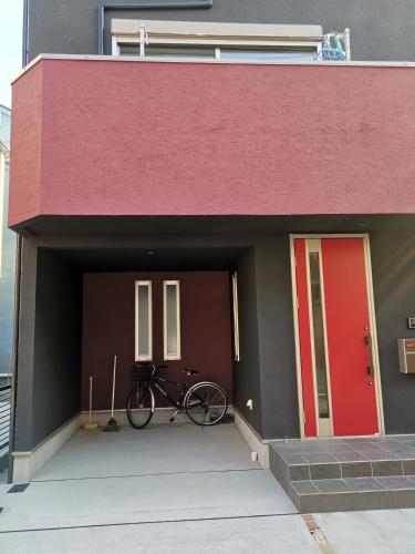 Red & Black House Yokohama Tennocho