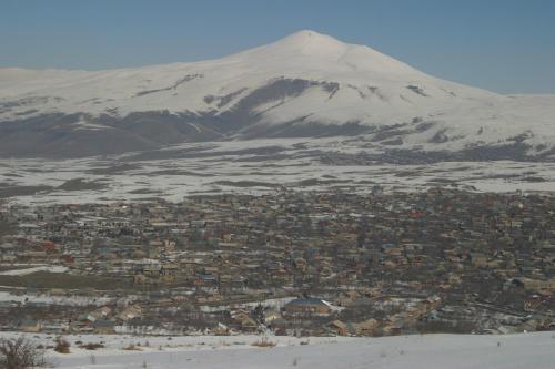 Azhdahak B&B in Geghashen , Abovyan