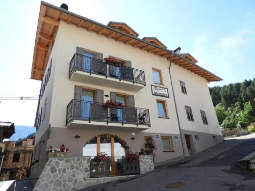 Aparthotel Dolomites Living&Relax - Accommodation - Commezzadura