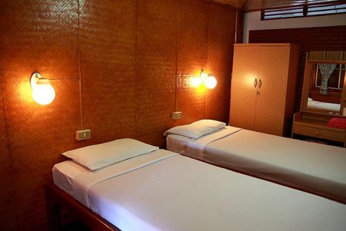 2 twin beds
