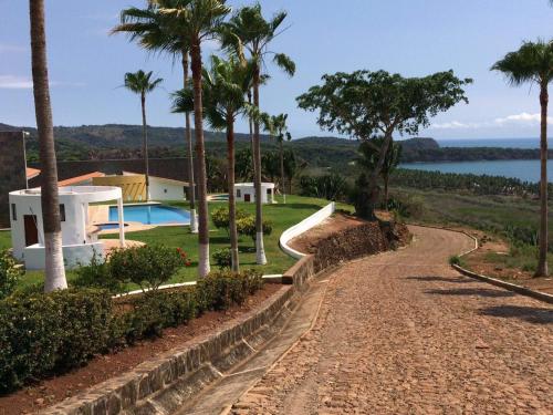 Playa Limoncito Hills Fraccionamiento Vacacional Villas de 2 & 3 Recamaras con Alberca Privada o Alberca Compartida in Limoncito Hill, Mexico