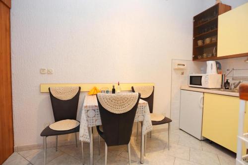Apartments by the sea Podgora, Makarska - 16476
