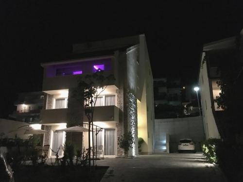 Apartments with a parking space Makarska - 16496 