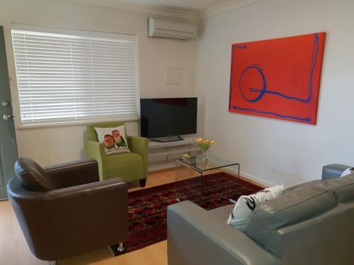 . Mt.Lawley Superb 2 BR location Comfort, style 3