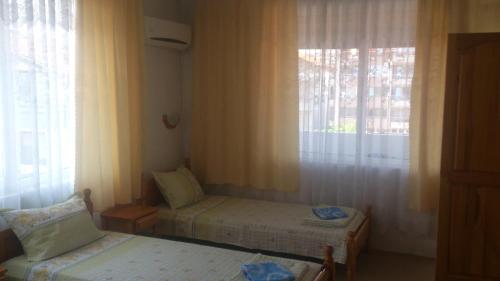 4 twin beds