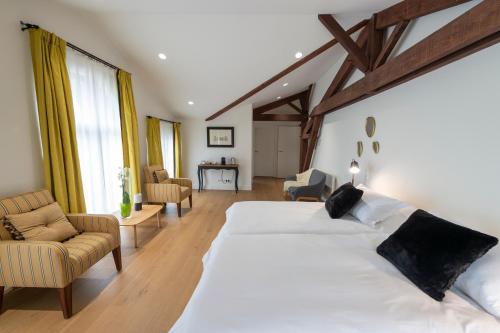 Book the Twin Room with Private Bathroom Twin Room with Private Bathroom