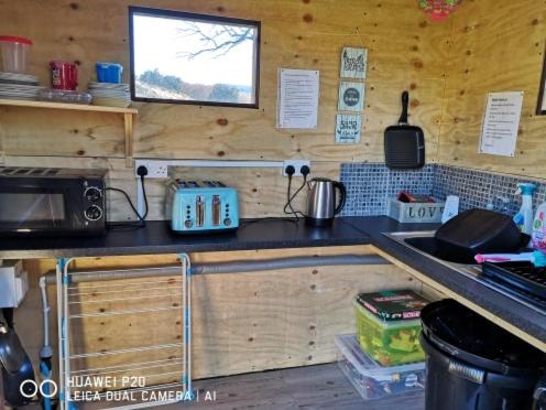 virtuve, Bwlcheinion Sea View Glamping in Furnace (Machynlleth)