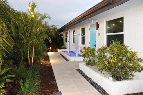 Siesta Key Palms Resort Ideally located in the Gulf Gate Estates area, Siesta Key Palms Hotel promises a relaxing and wonderful visit. The property has everything you need for a comfortable stay. Service-minded staff will we
