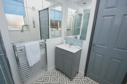 Air Host and Clean - Apartment 1 Broadhurst Court sleeps 4 minutes from town centre - image 10