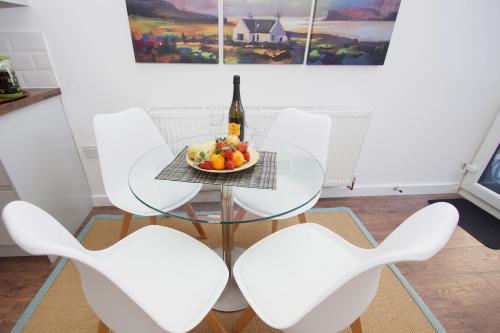 Air Host and Clean - Apartment 1 Broadhurst Court sleeps 4 minutes from town centre - image 2